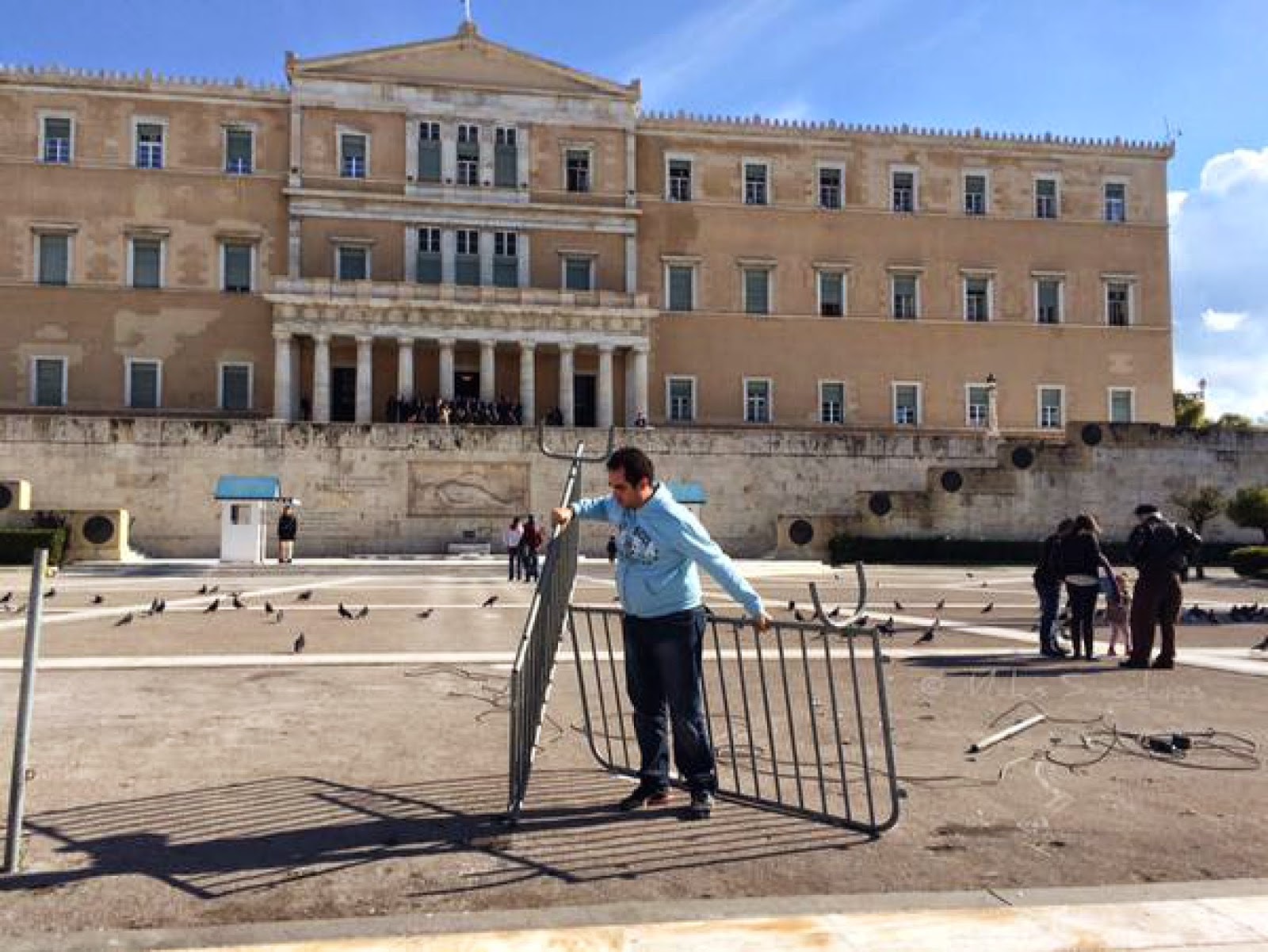 Συμβαίνει τώρα: Δείτε τι γίνεται αυτή τη στιγμή στη Βουλή... [photo] - Φωτογραφία 2