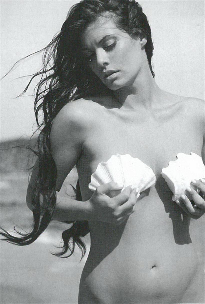 Μαρία Κορινθίου: Ποζάρει ολόγυμνη με δυο κοχύλια στα επίμαχα σημεία