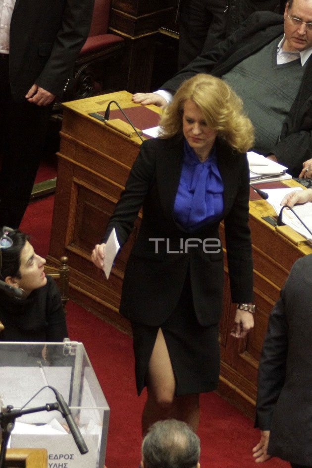 Η βουλευτής με το πιο αποκαλυπτικό σκίσιμο της Βουλής! [photo] - Φωτογραφία 2