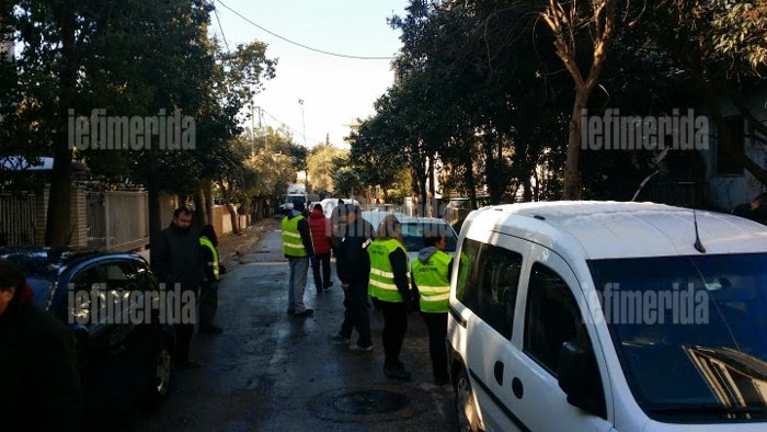 Χαμός έξω από το σπίτι του Προκόπη Παυλόπουλου... [photos] - Φωτογραφία 3