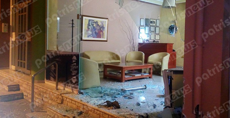 Απίθανο τροχαίο στον Πύργο: Αυτοκίνητο μπήκε μέσα σε κουρείο (φωτο)