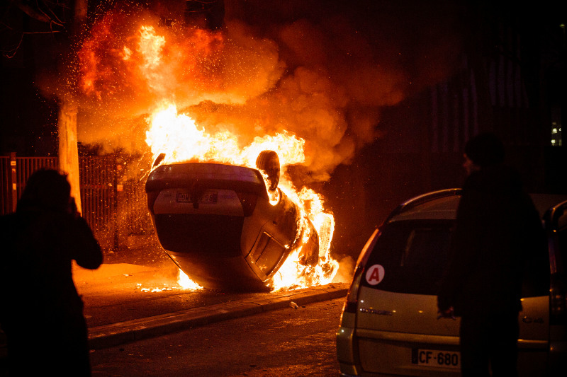 Βίαιες συγκρούσεις στη Γαλλία για την υπόθεση βιασμού 22χρονου από αστυνομικό (φωτο)