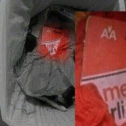 ΜΟΝΟΣ ΣΤΟ ΣΠΙΤΙ