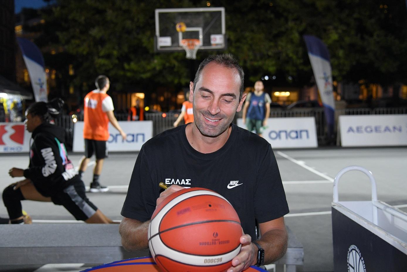 Ο Γιάννης Καλαμπόκης υπογράφει μπάλες στο 3x3GR National Tour στο Σύνταγμα