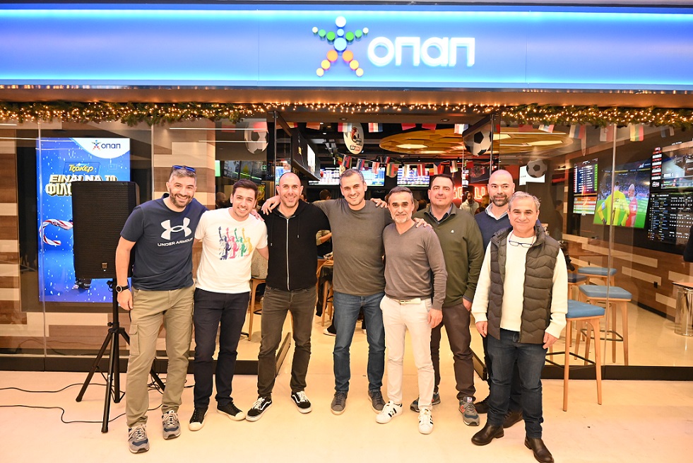 6. Ο Ηλίας Κατσαρός, Chief Retail Officer του ΟΠΑΠ και ο Βαγγέλης Γκεβέζος, OPAP & Play Stores Sales Director, με την ομάδα πωλήσεων της εταιρείας