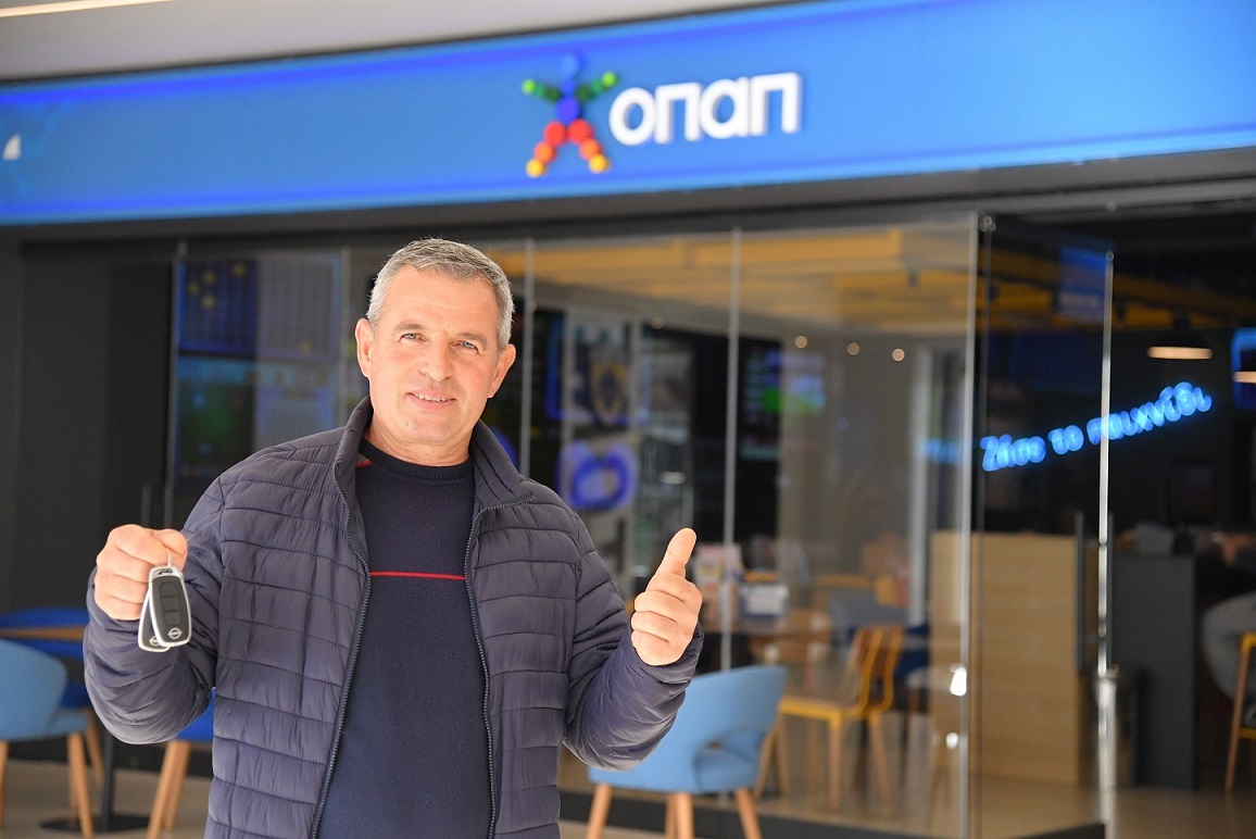 1: Ο μεγάλος νικητής του MundoBall, Αλέκος Κ., έξω από το κατάστημα ΟΠΑΠ στην OPAP Arena