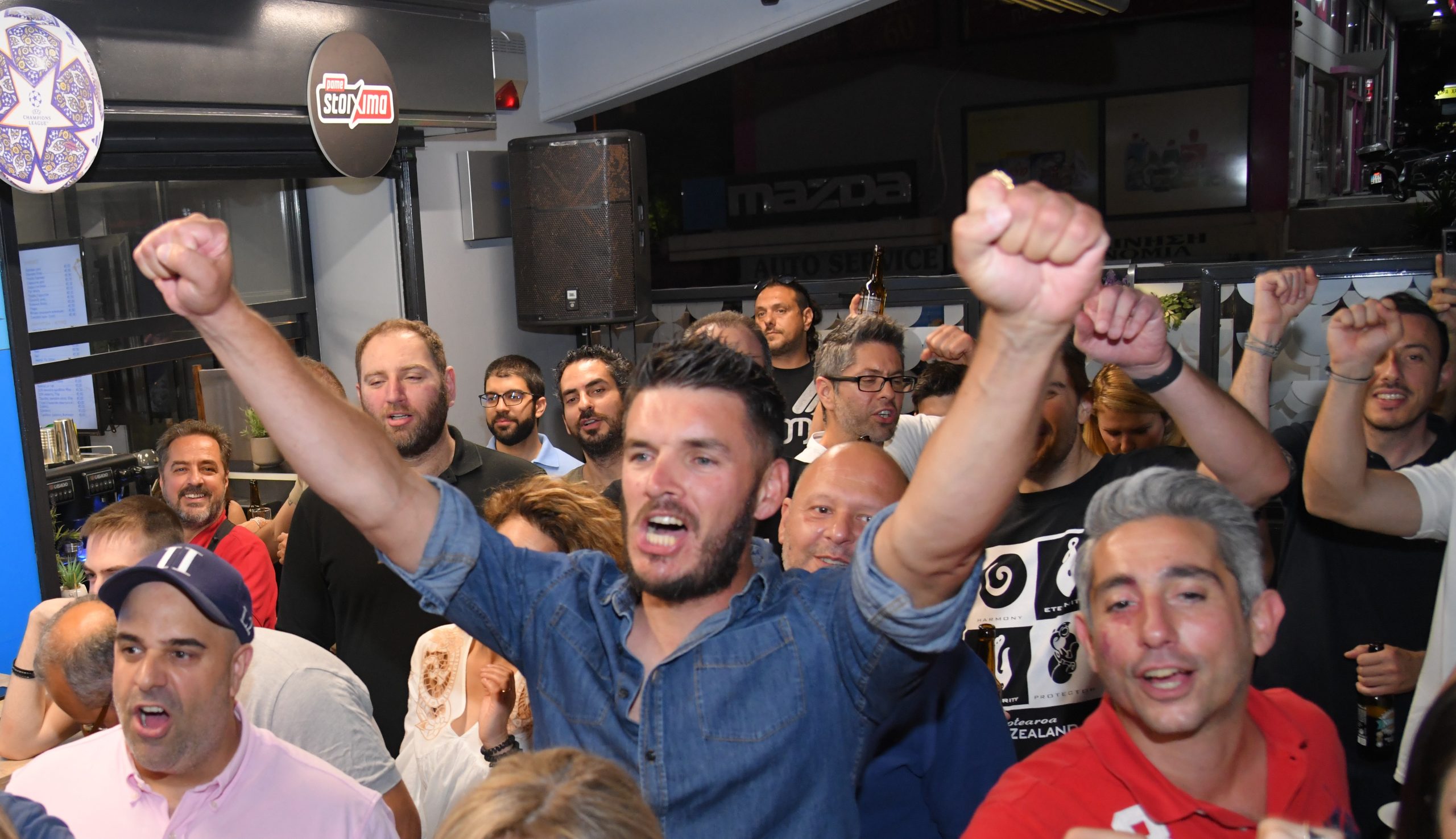 Ποδοσφαιρική φιέστα για τον τελικό του Champions League, σε κατάστημα ΟΠΑΠ στο Γαλάτσι